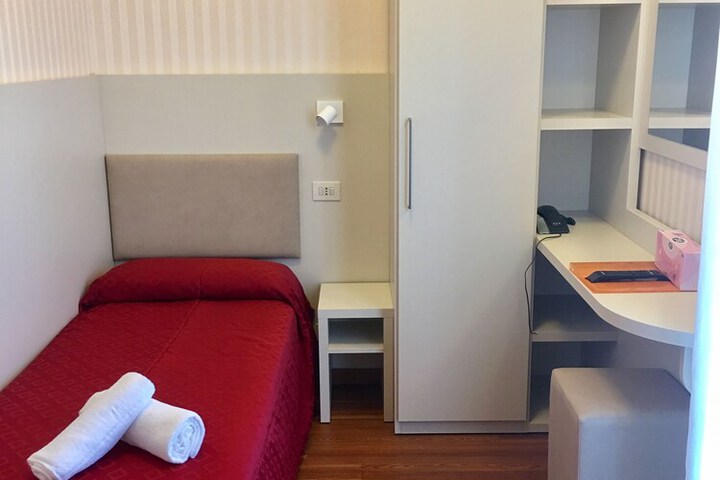 Room 11 of 32