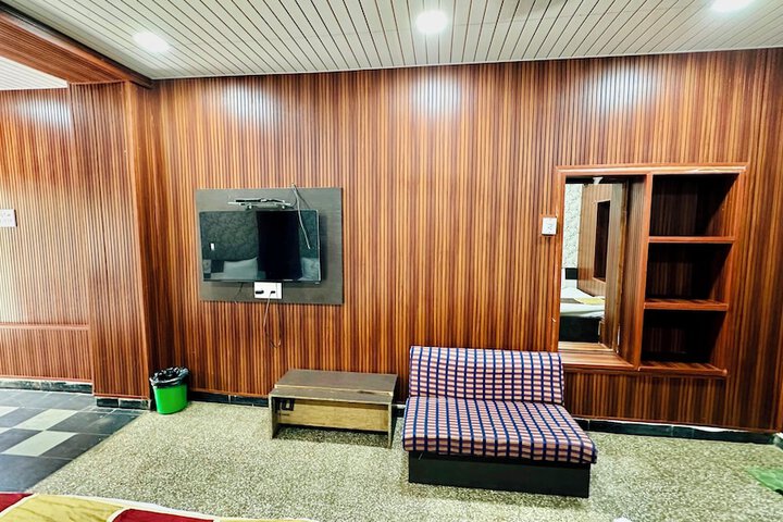 Room 11 of 28