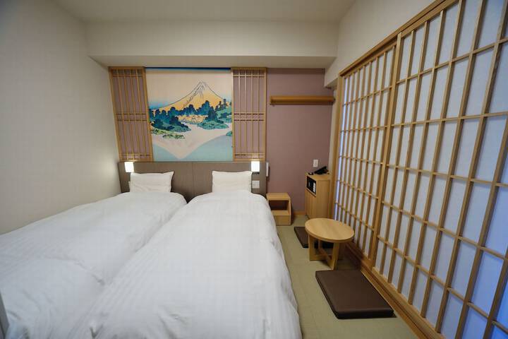 Room 6 of 93