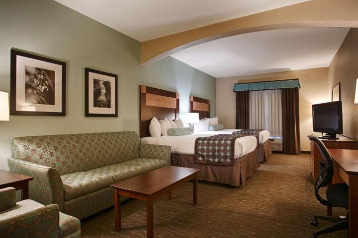 2 Queen Beds 32 Inch LCD Television High Speed Internet Accessible Microwave and Refrige (5 of 9)