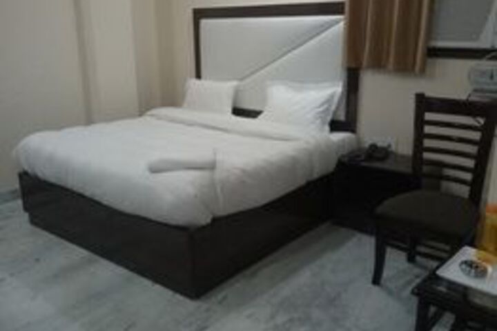 Room 6 of 12