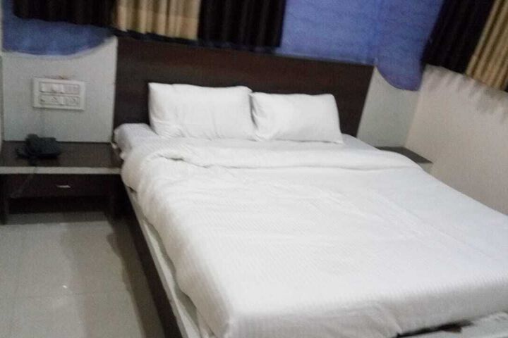Room 9 of 11