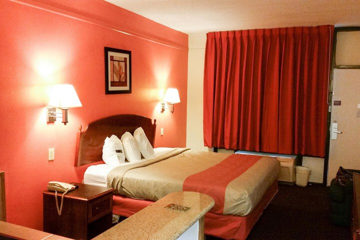 1 King Bed (6 of 17)