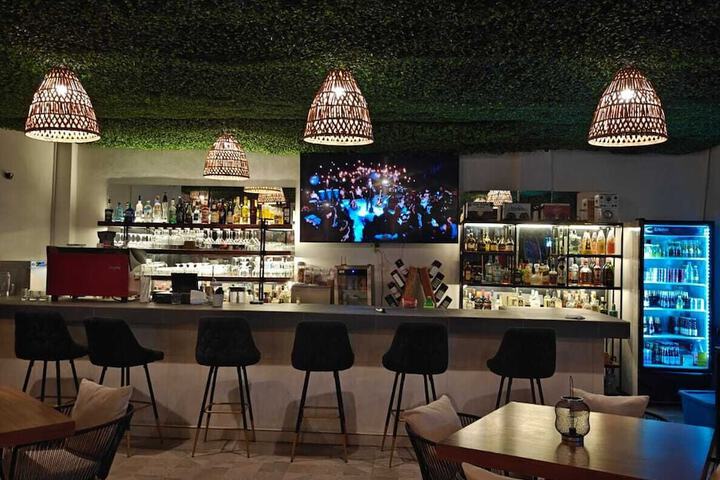 Lounge 16 of 24