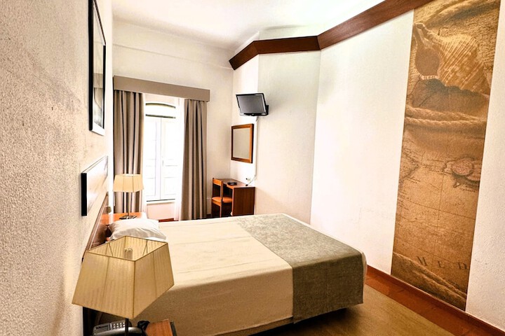 Room 4 of 28