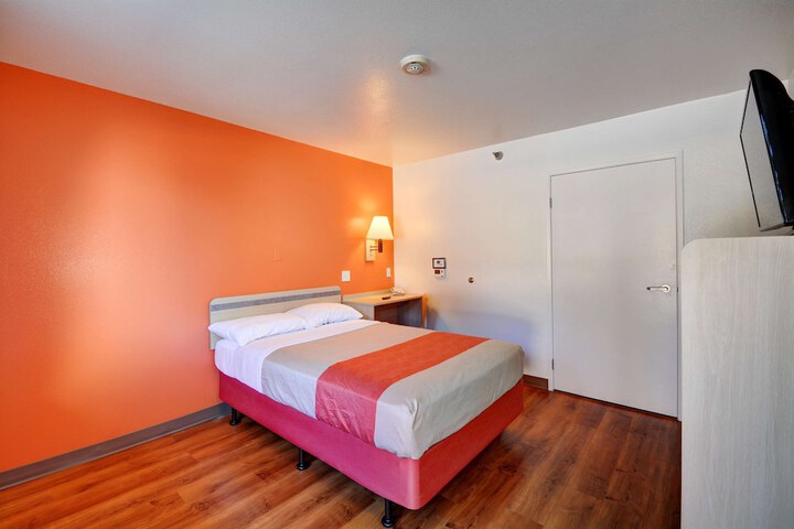Deluxe Room 1 Queen Bed Accessible Refrigerator, Microwave (11 of 12)