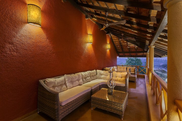 Lounge 25 of 39