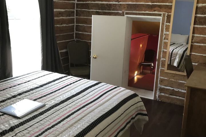 Room 20 of 102