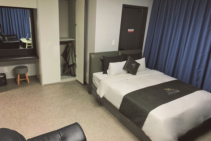 Room 32 of 65