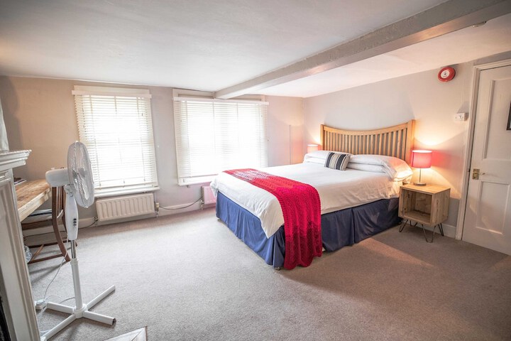 Room 4 of 27