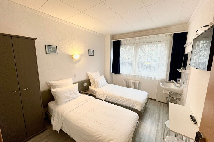 Room 2 of 83