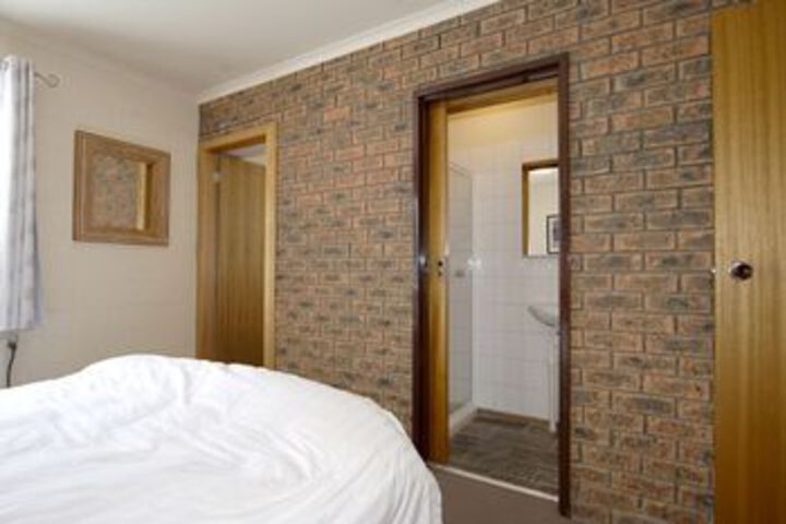 Room 6 of 12