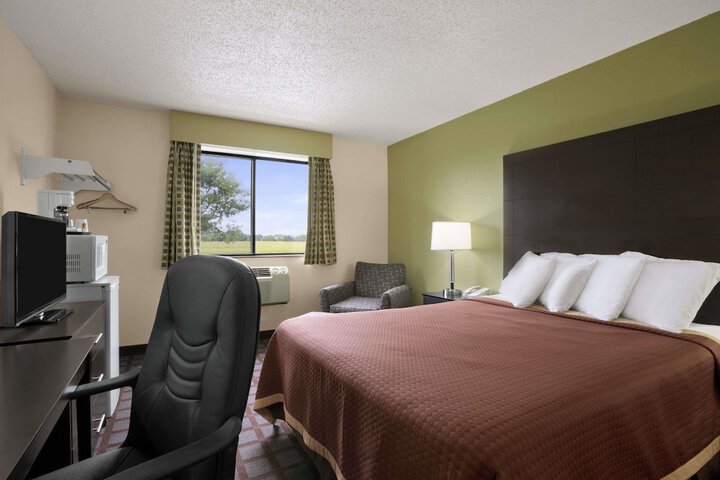 1 King Bed (1 of 14)