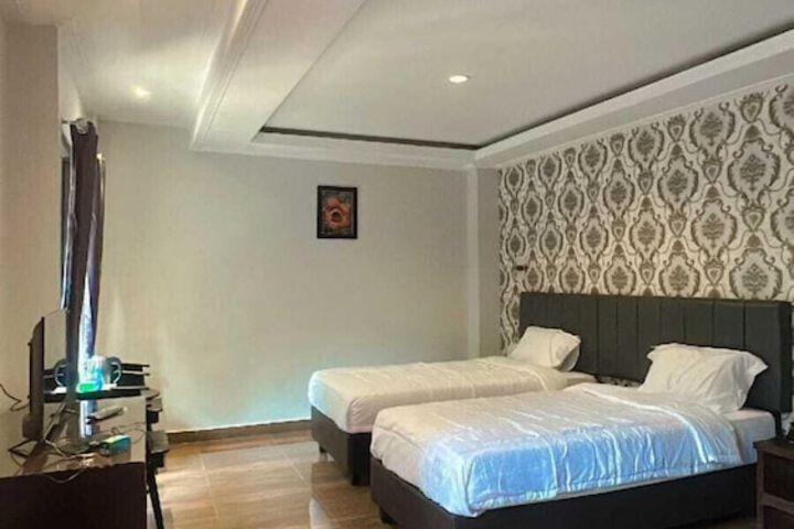 Room 4 of 9