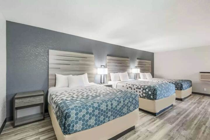 1 Queen Bed (5 of 16)