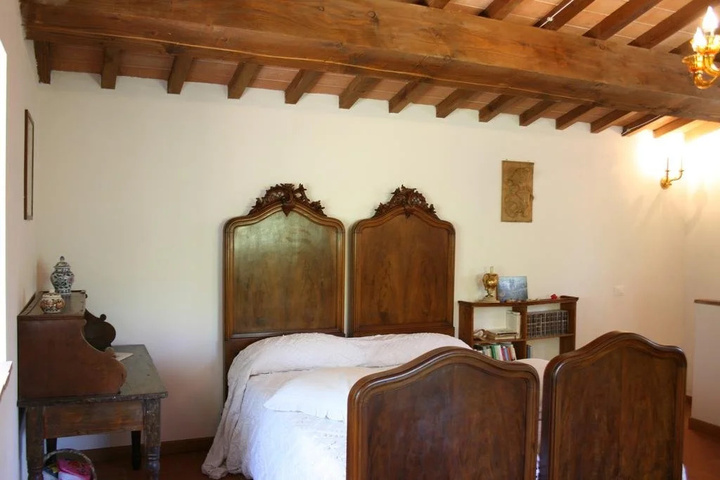 Room 5 of 16