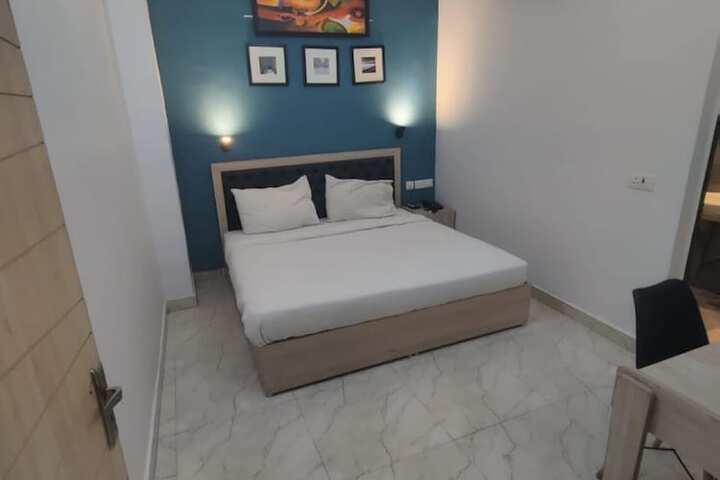 Room 6 of 15