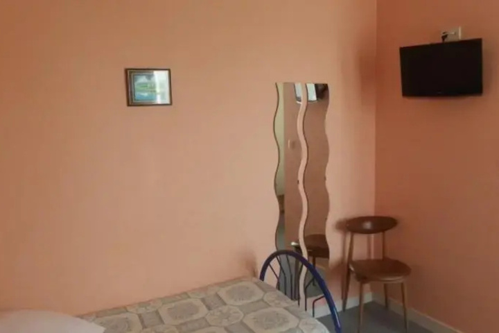 Room 2 of 10