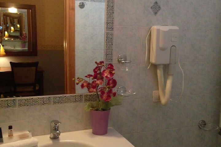 Room 73 of 142