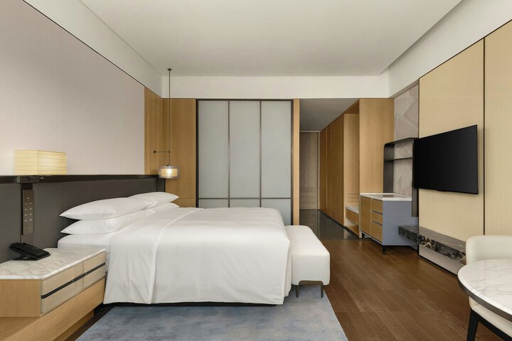 Room 34 of 132