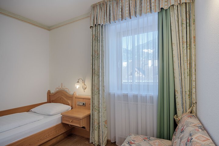 Room 11 of 32