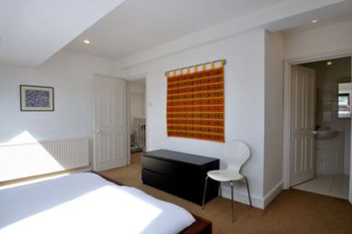 Room 5 of 9