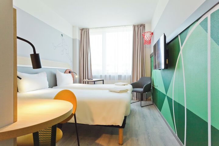 Room 10 of 43