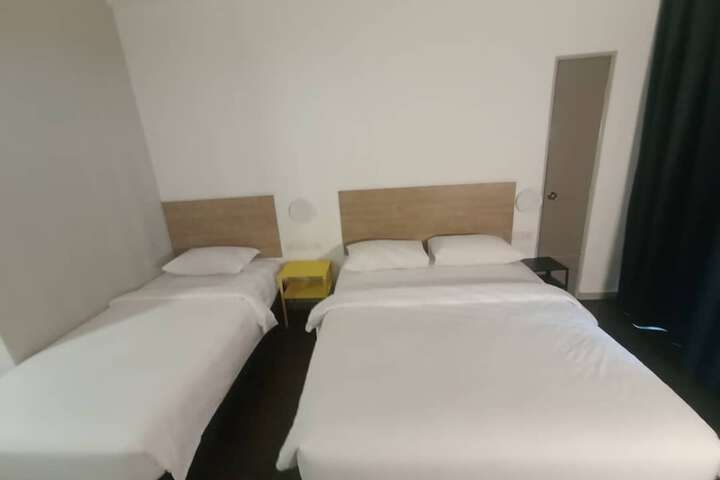 Room 10 of 25
