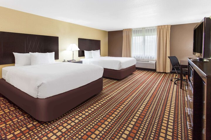2 Queen Beds (2 of 3)