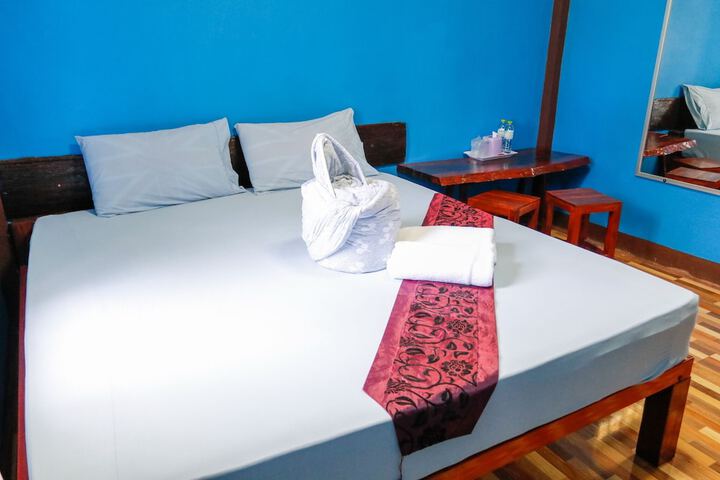 Room 5 of 9