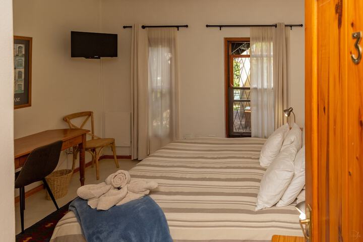 Room 5 of 103