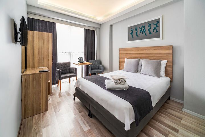 Room 5 of 8