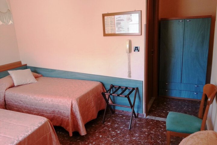 Room 12 of 102