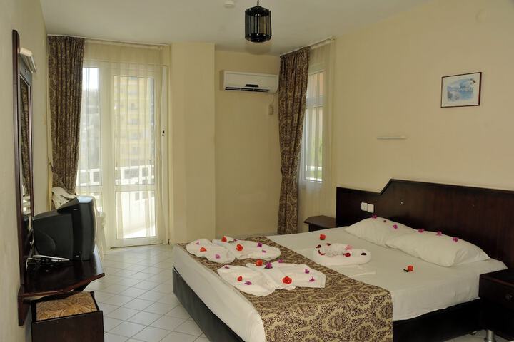 Room 12 of 28