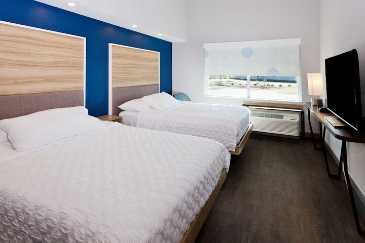 2 Queen Beds (11 of 15)