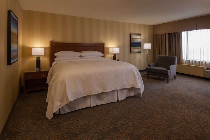 1 King Bed (18 of 36)