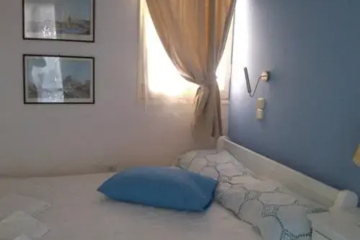 Room 6 of 11