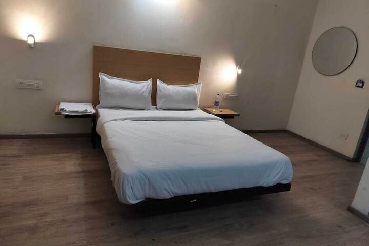 Room 4 of 12