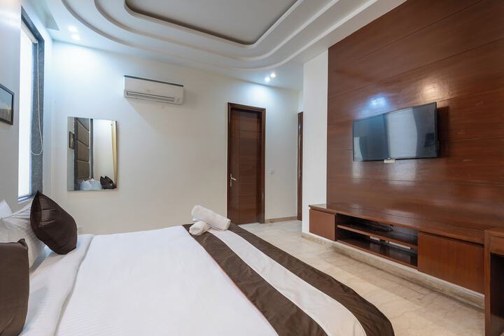 Room 13 of 30