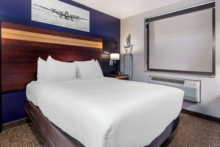1 Queen Bed (9 of 9)