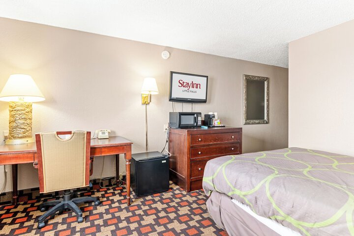 Deluxe Queen Bed (8 of 9)