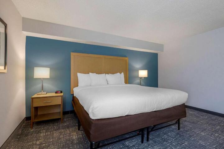 2 Queen Beds (18 of 19)