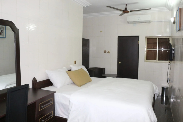 Room 6 of 11