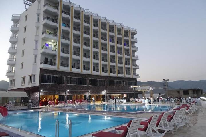 Pool 14 of 32