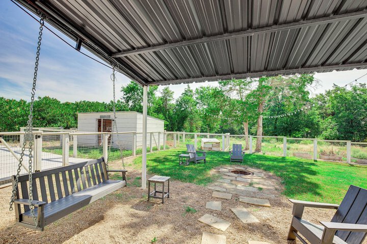 Dog-friendly Home w / Yard & Fire Pit in Midlothian