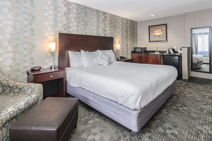 1 King Bed High Speed Internet Accessible Desk Microwave and Refrigerator Sofa Bed Full Brea (10 of 22)