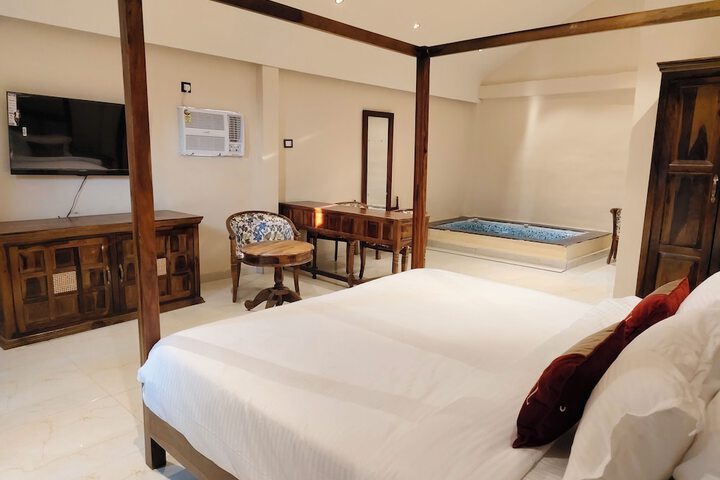 Room 8 of 12