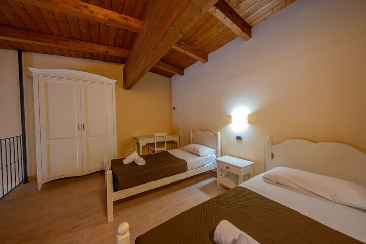 Room 21 of 83