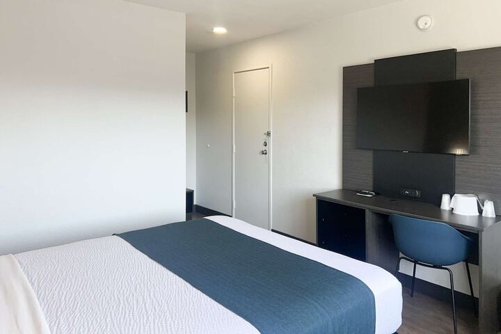 1 Queen Bed (3 of 7)