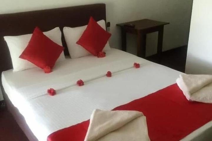 pavona lake hotel
